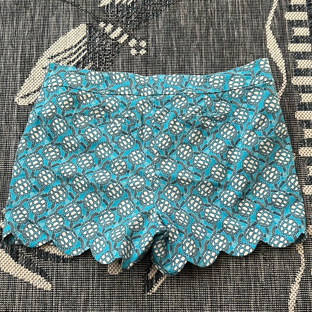 Crown & Ivy Short with Turtle Print Scalloped Hem Size 8 Like NEW condition - Picture 3 of 4